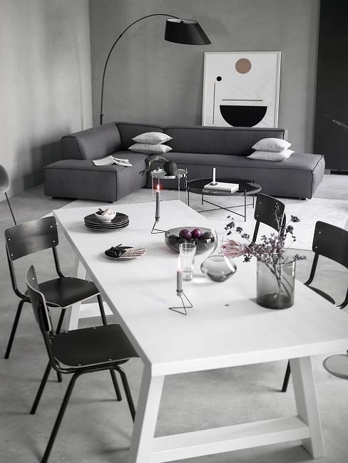 Designer Esszimmer weißer Esstisch mit schwarzen Stühlen in grauem Wohn-Esszimmer