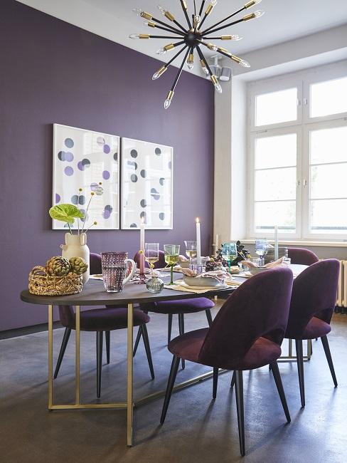 Lila Designer Esszimmer mit dunklem Holztisch und lilafarbenen Stühlen