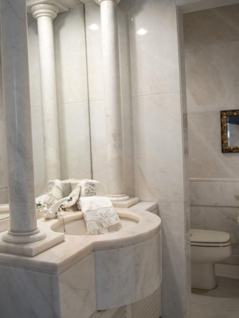 Wandgestaltung im Badezimmer aus Marmor
