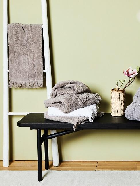 Wandgestaltung Bad Badezimmer mit einer grünen Wand und einer Bank.