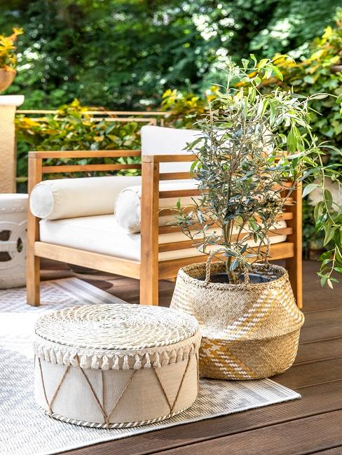 Außenbereich mit Loungemöbel aus Holz und Deko aus Rattan mit Pflanzen