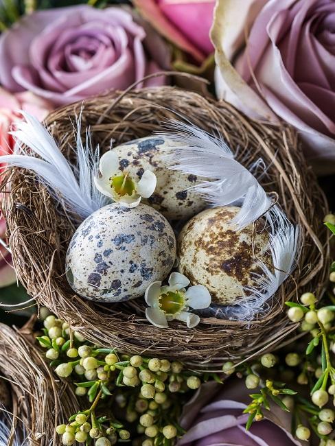Nahaufnahme von Osternest im Blumenstrauß