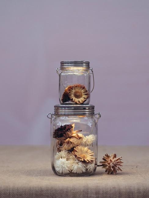 Frühlingsdeko in zwei Sonnegläsern mit Trockenblumen