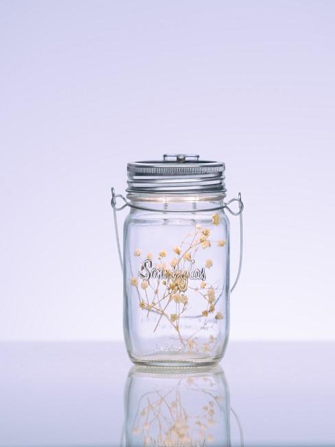 Sonnenglas Deko Blumen Frühlingsdeko im Glas mit Blumen und einem Sonnenglas.