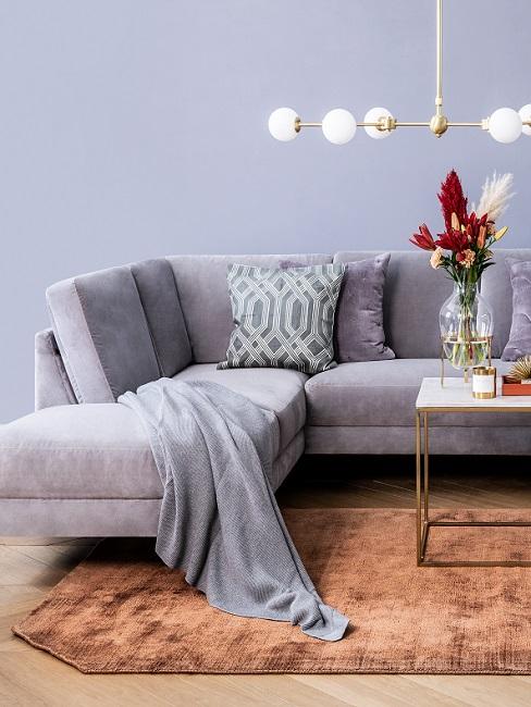 Wandfarbe Blau Grau im Wohnzimmer mit orangenem Teppich