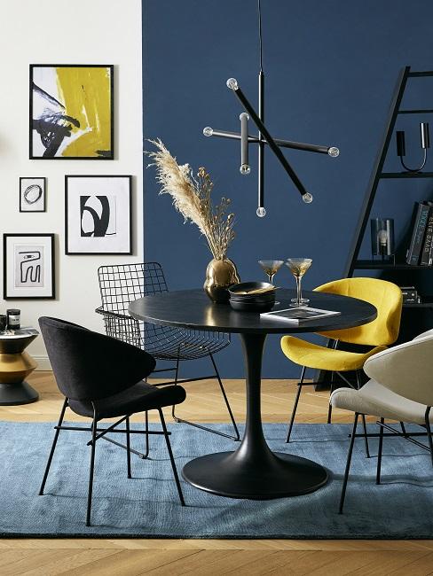 Wandfarbe Blau Petrol im Esszimmer mit schwarzen Möbel und gelben Details