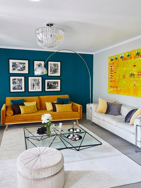 Wandfarbe Blau Petrol in Wohnzimmer mit gelbem Sofa