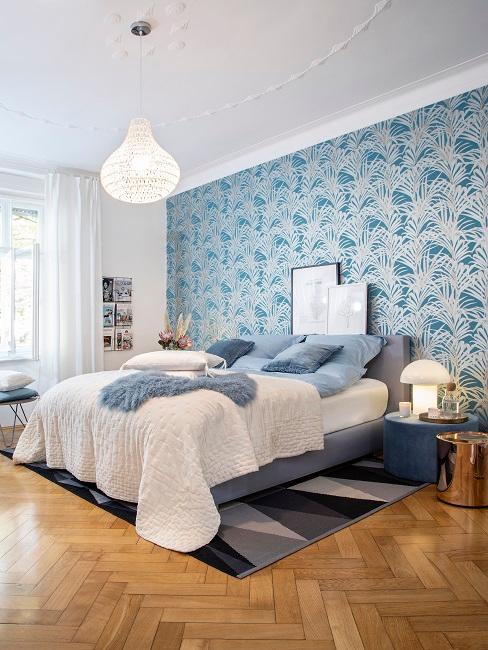 Blau-weiße Tapete mit Muster im Schlafzimmer