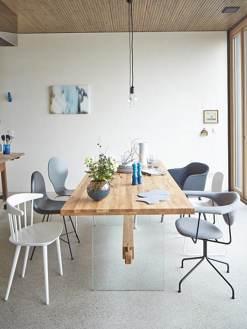 Kitchen Loft im Industrie Design mit Holztisch und Designerstühlen