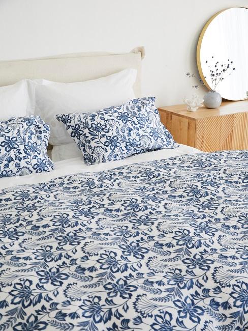 Schlafzimmer maritim mit blauer Bettwäsche