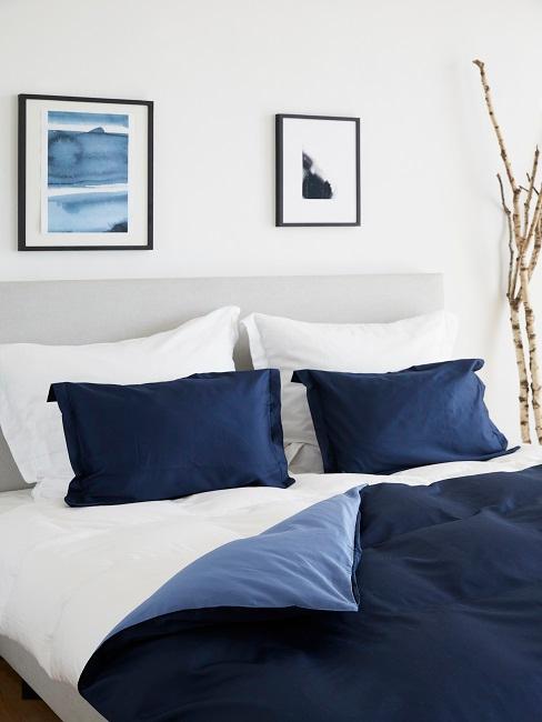 Maritimes Schlafzimmer mit dunkelblauer Bettwäsche