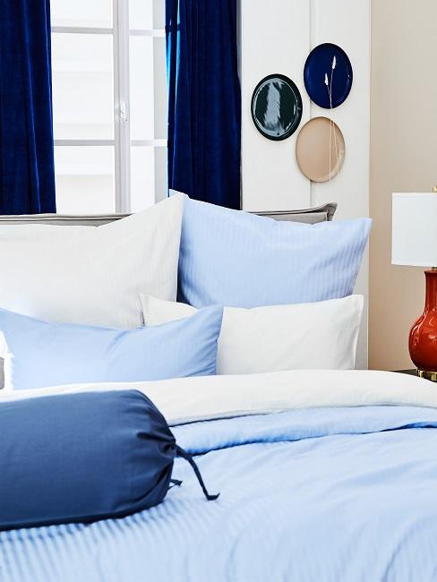 Schlafzimmer maritim mit blauer Bettwäsche