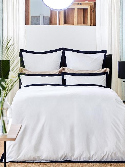 Schlafzimmer maritim mit weiß-blauer Bettwäsche für zwei