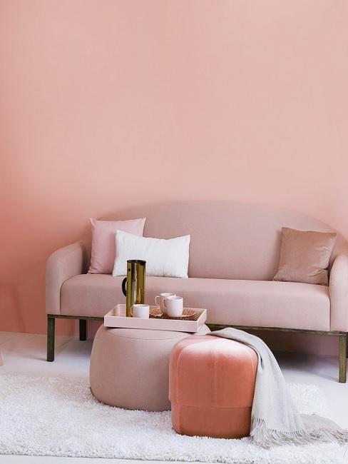 Altrosa Wandfarbe Banner Altrosa Wandfarbe im Wohnzimmer mit rosafarbenen Möbeln und weißem Teppich