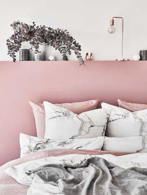 Schlafzimmer mit Altrosa Wandfarbe und weiß-grauer Bettwäsche