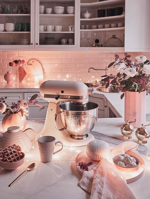 Küche in Rosa mit vielen Küchengeräten und Geschirr