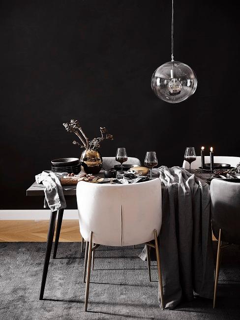 Schwarze Wandfarbe Banner Schwarze Wandfarbe im Esszimmer mit weißen Stühlen und Pendelleuchte in Silber