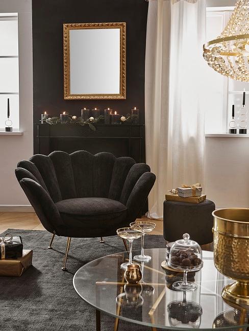 Zimmer mit schwarzer Wand, schwarzem Sessel und goldenen Accessoires