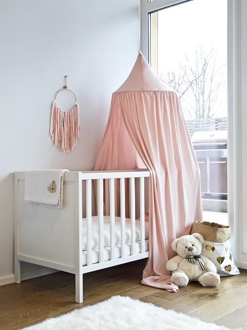 Babyzimmer Wandfarbe Banner Babyzimmer mit weißer Wandfarbe, weißem Babybett und rosa Deko