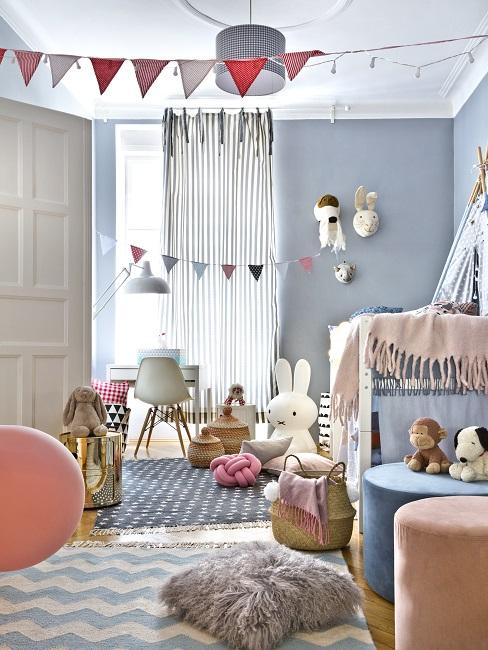 Babyzimmer mit Wandfarbe Blau und vielen Kuscheltieren