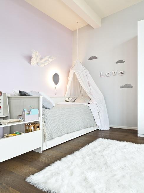 Babyzimmer mit Wandfarbe in Helllila, weißen Möbeln und grauen Akzenten