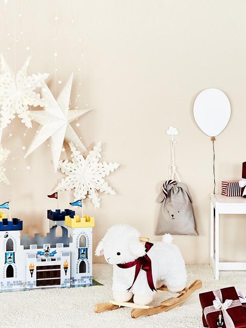 Sandfarbene Wandfarbe im Babyzimmer mit Spielzeug und Wanddeko