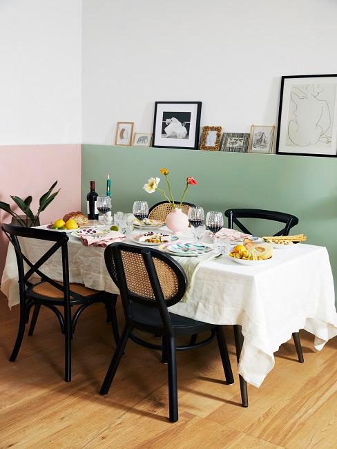 Pastellfarbene Wände im Esszimmer mit schwarzen Stühlen