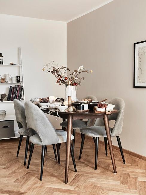 Wandfarbe Beige im Esszimmer mit grauen Stühlen und braunen Holztisch