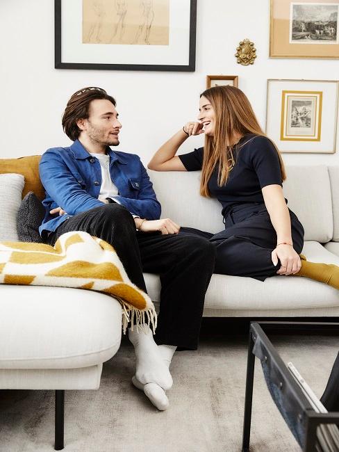 Date Ideen Zuhause Paar sitzt bei Date Zuhause auf Couch