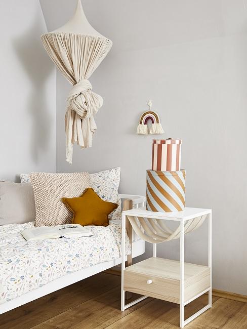Schöne Kinderzimmer Banner Schönes Kinderzimmer mit Baldachin, bunten Kissen auf dem Bett und Nachttisch