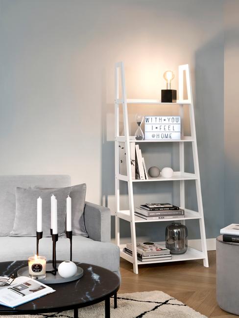 Estantería blanca con caja de luz o lightbox en un salón en tonos blanco, negro y gris