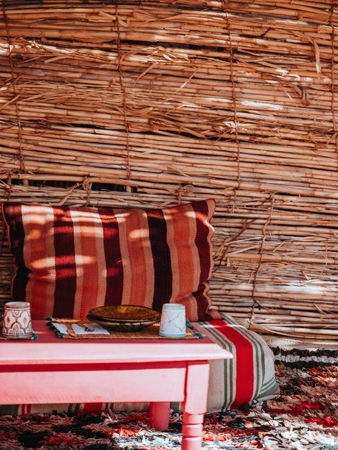 platos-de-bambu Platos de bambú sobre mesa roja con pared de bambú