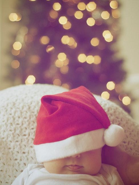 bambino con berretto da babbo natale