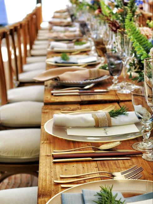 tavola in legno senza tovaglia
