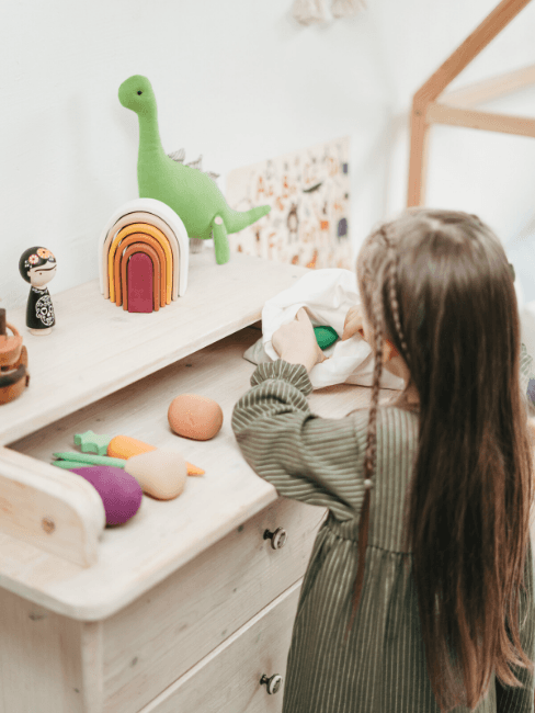 Giochi Montessori Bimba di spalle che gioca con metodo montessori
