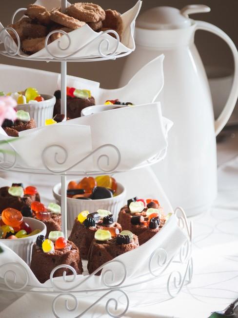 High tea Lekkernijen op een etagère met theepot