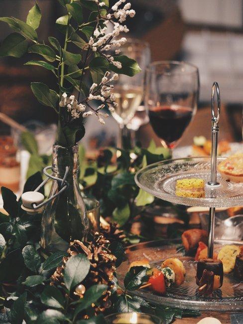 Nieuwjaarsborrel Eten en drinken op een feestlijke tafel