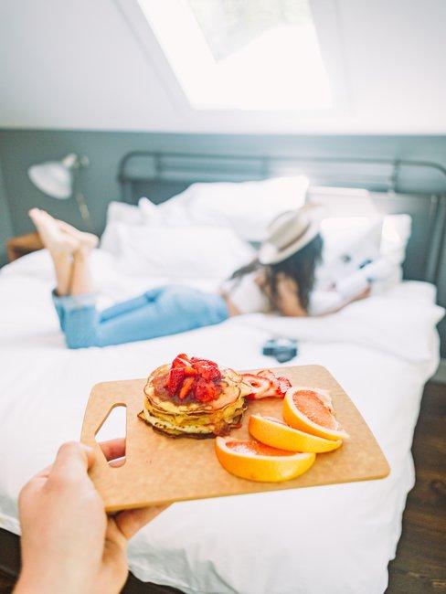 Ontbijt op bed Onbijt naar het bed brengen