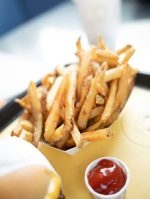 Airfryer-schoonmaken Frieten met ketchup