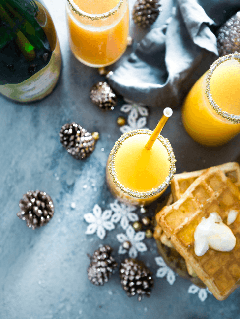 Kerstbrunch Sinaasappelsap en wafels op tafel
