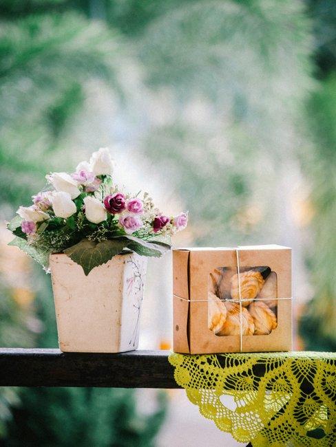 Housewarming cadeau Bloemen en geschenken op de vensterbank