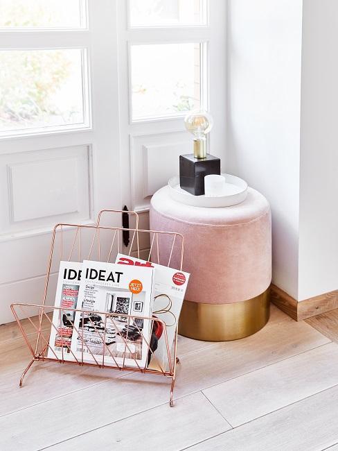 Moederdag top 10 cadeau Roze pouf met tijdschriften en lamp voor witte ramen