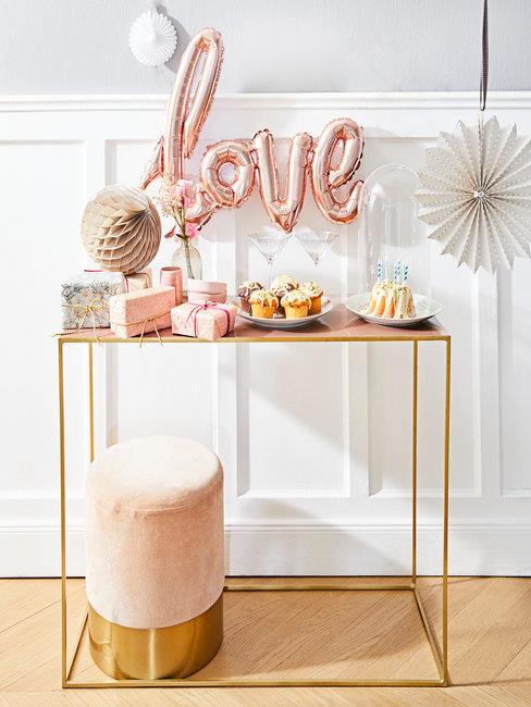Babyshower cadeau header LOVE ballon met sitetable gebak en cadeaus