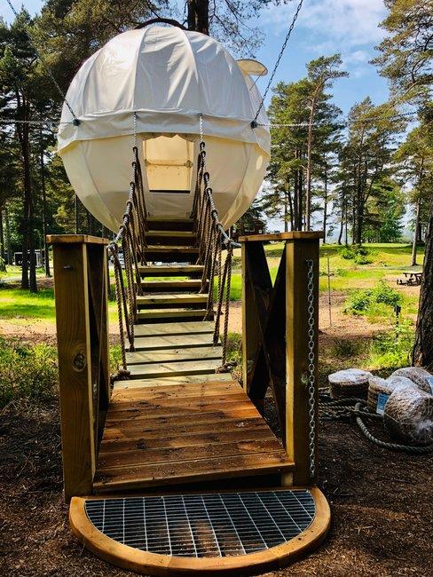 Glamping-bal Ronde tent met houten trap in natuur
