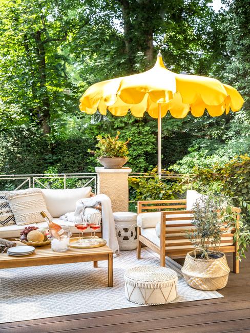 Huis en tuin cadeau Tuinset hout met gele parasol en groene achtergrond