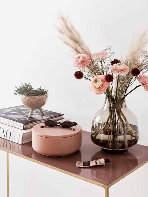 Cadeau ideeën voor haar Cadeau voor vriendin sitetable met bos bloemen in glazen gouden vaas