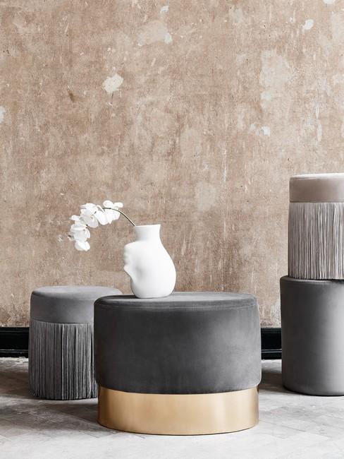 Taupe Header Taupe bank en poef op vloerkleed met glazen tafel