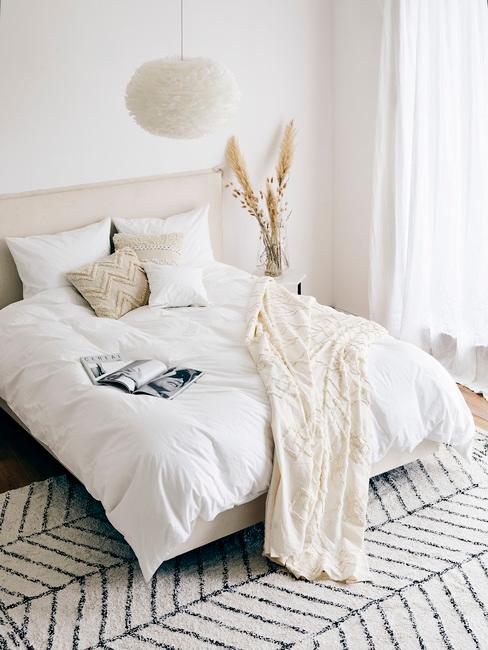 Sypialnia jasna w stylu boho