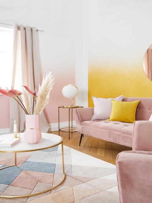 Pastelowy salon z białymi dodatkami