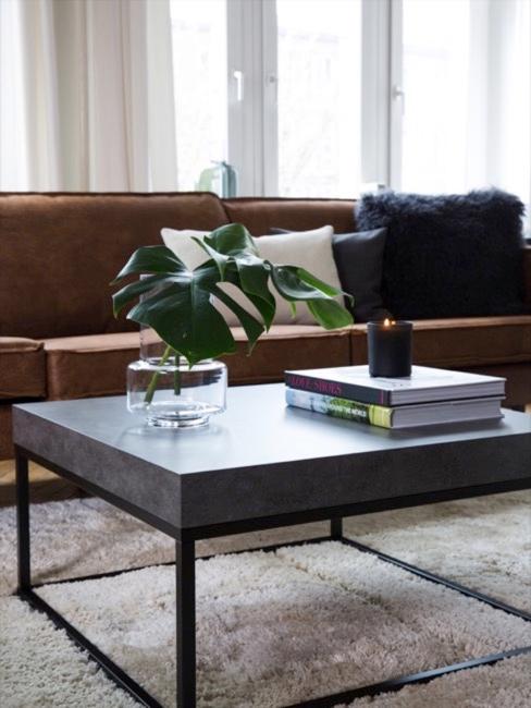 Couchtisch in Betonoptik vor brauner Ledercouch